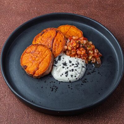 Запеченный батат с копченой сметаной и томатами в Гастробар Дружба по цене 490 ₽