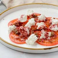 Салат Томаты с адыгейским сыром и вишневым бальзамиком в Смена вкуса