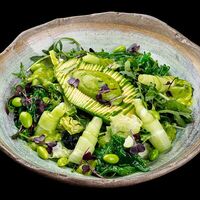 Зеленый салат с авокадо в Zonda