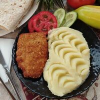 Куриный шницель с пюре в Evа кафе