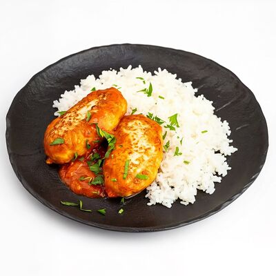 Бабушкины котлеты в томатном соусе с отварным рисом в IPPIN - Fusion Panasia по цене 415 ₽