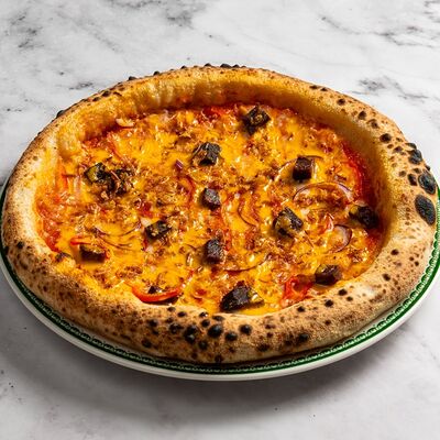 Пицца с томленными телячьими щечками и соусом Чеддер в Bona по цене 990 ₽