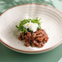 Тартар из говядины со страчателлой в Двор Помидор