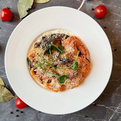 Паста с морепродуктами в томатном соусе в Рива Рум лаунж бар по цене 495 ₽