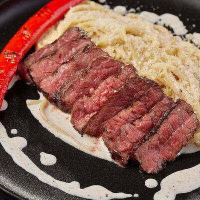 Стейк с пастой в перечном соусе в По Чесноку по цене 915 ₽