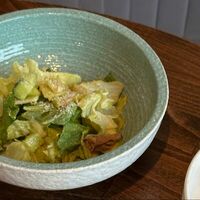 Салат с утиной ножкой конфи и пармезаном в More More