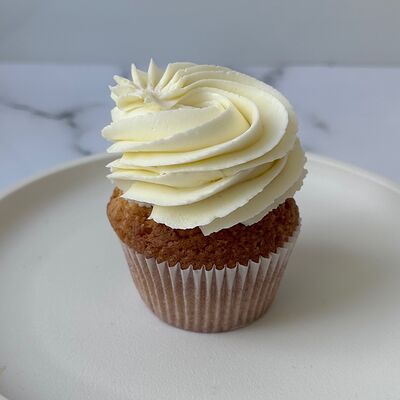 Капкейк ванильный с клубникой в Любовь есть по цене 400 ₽