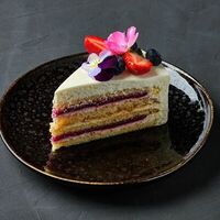 Сливочный торт с ягодами в Mesto Sushi & Grill