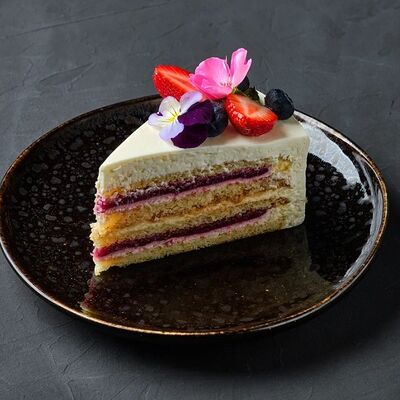 Сливочный торт с ягодами в Mesto Sushi & Grill по цене 590