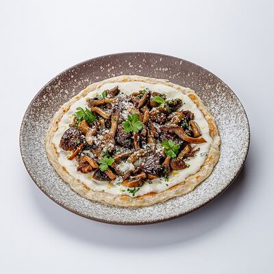 Индийская лепешка роти с миксом грибов, соусом блю-чиз, трюфельным маслом и пармезаном в The Brasserie по цене 610 ₽