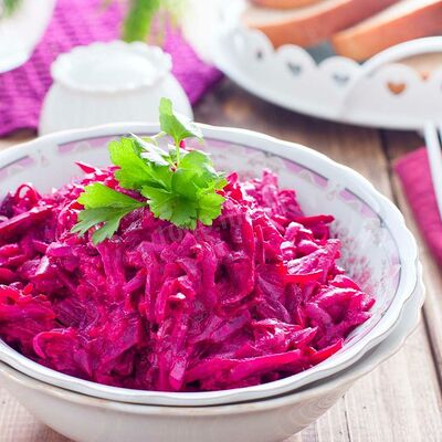Салат свекольный с курицей в Блинная на Соборной по цене 135 ₽