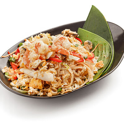 Пшеничная лапша, жаренная с овощами и морепродуктами в Тайские рисоварни Soi7 по цене 650 ₽