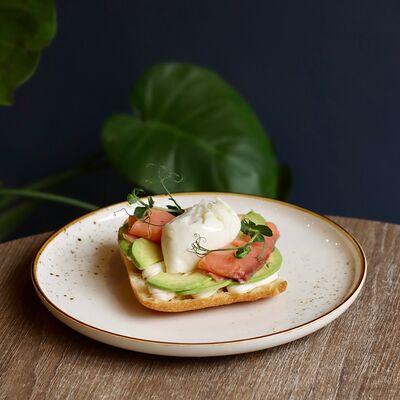 Брускетта с лососем, авокадо и яйцом пашот в Локация кофе по цене 520 ₽