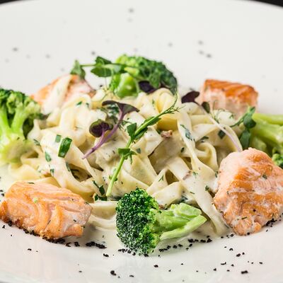 Феттучини с семгой и брокколив Каретный дворик по цене 750 ₽