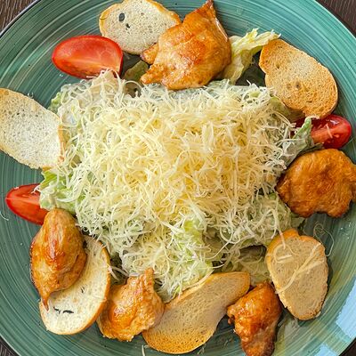 Салат Цезарь с курицей в Навруз по цене 495 ₽