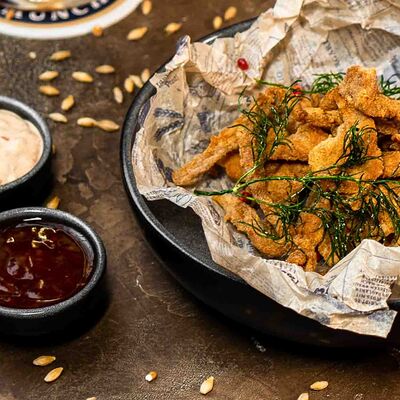 Хрустящая соломка из свинины в Paulaner Wirtshaus Polyanka по цене 490 ₽