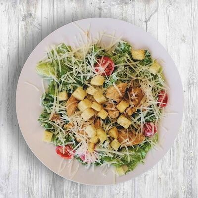 Цезарь с курицей в Перчим & солим по цене 470 ₽