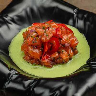 Тартар из лосося в Хаос гастро особняк по цене 1090 ₽