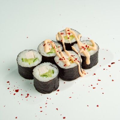 6. Малый ролл: курица, огурец, соус спайси (6 шт.) в ЁБИСАН по цене 259 ₽