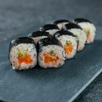 Хосомаки с лососем в Rolls Bar
