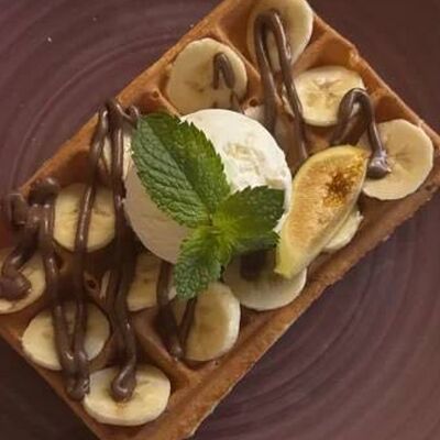 Вафля с шоколадно-ореховой пастой и бананом в Кофе и Вафли по цене 480 ₽