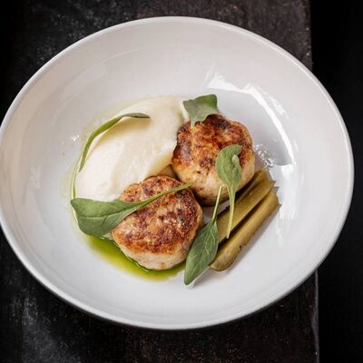 Котлеты из индейки с маринованными огурцами в Техникум по цене 790 ₽