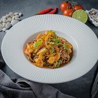 Соба с цукини, креветками и соусом терияки в Encore Cafe