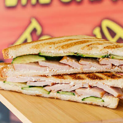 Сэндвич с копчёной грудкой в Вкусная бочка по цене 319 ₽