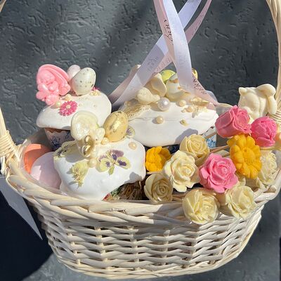 Корзина с куличами (3 вкуса) и цветами из бельгийского шоколада в Kissberry по цене 5900 ₽