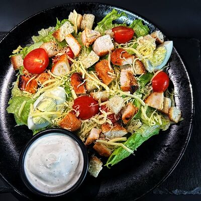 Салат Цезарь с курицей в Шашлыки и Шаурма по цене 375 ₽