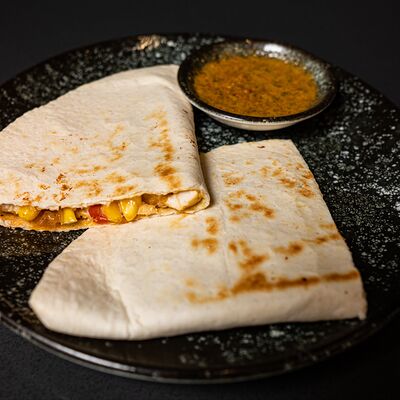 Кесадилья с курицей в Wellfood по цене 34 р.