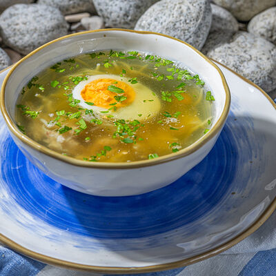 Куриный бульон с яйцом в Селёдочная по цене 448 ₽