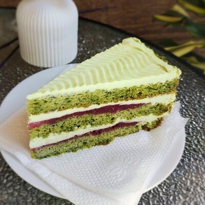 Торт бисквитный фисташка и малина в Sovkusom по цене 320 ₽