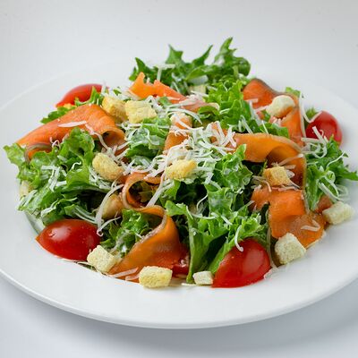 Салат Цезарь с семгой в Черная Кошка по цене 719 ₽