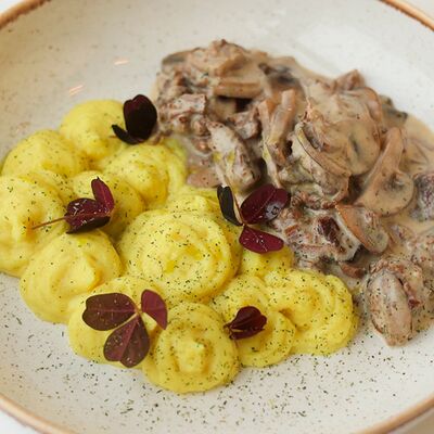 Бефстроганов с картофельным пюре в Блиныпицца по цене 680 ₽