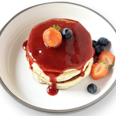 Панкейки с клубничным соусом (290 г) в Медовик по цене 695 ₽