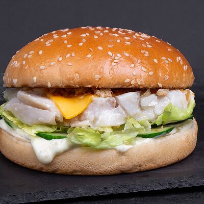 Фишбургер из филе белой рыбы в Лакс+ по цене 560 ₽