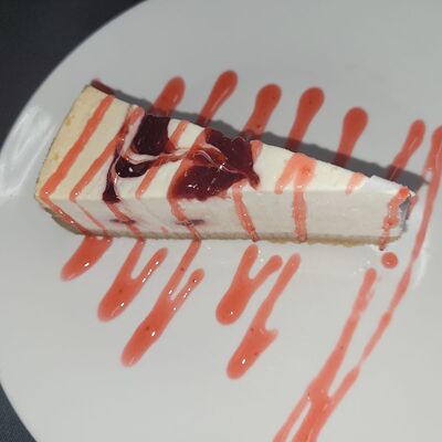 Чизкейк клубничный в Три перца по цене 430 ₽