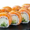 Ролл Филадельфия люкс с опаленным лососем в OMAKASE SUSHI ROLLS по цене 1160