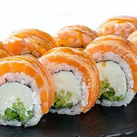 Ролл Филадельфия люкс с опаленным лососем в OMAKASE SUSHI ROLLS