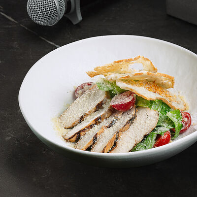 Салат Цезарь с куриным филе на гриле в Интонация по цене 790 ₽