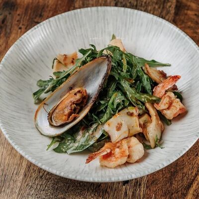 Тёплый салат с морепродуктами в Вах!Хинкали по цене 1100 ₽