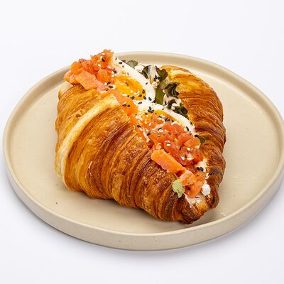 Круассан с лососем в Le dessert по цене 780 ₽