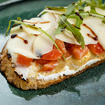 Брускетта с мягким сыром и лососем в William Bass по цене 680 ₽