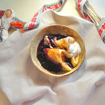 Блинчики со сливочно-шоколадным ганашом и вареньем из чёрной смородины в Ботаника по цене 490