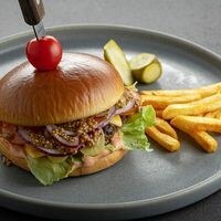 Бургер с котлетой из мраморной говядины в Brasserie Kriek