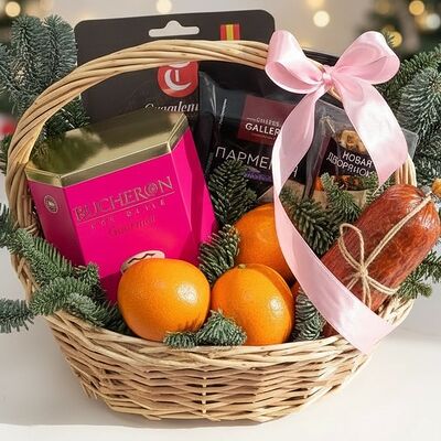 Корзинка продуктовая Новогодняя в Букет Альфред I клубника в шоколаде и букеты по цене 3990 ₽