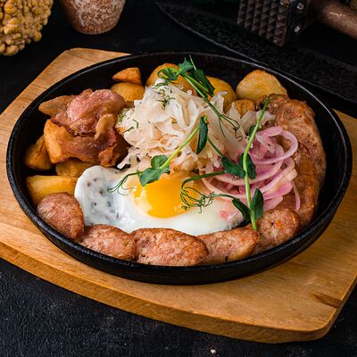 Сковородка с колбаской и картофелем в ШКВАРКИ по цене 17 р.