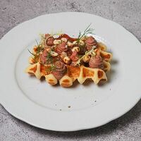 Картофельная вафля с паштетом из куриной печени в Manneken Pis