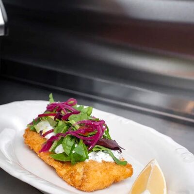 Треска с панировке с соусом дзадзыки в Сойка напела по цене 950 ₽